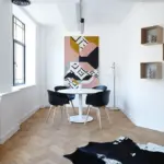 Hvilke materialer er bedst til svævehylder, hvis jeg vil hænge Olympiakos-rammer og pokaler?